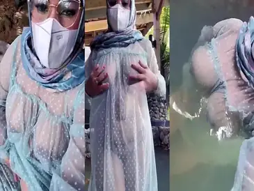 Jilbab Transparan Di Kolam Renang poster